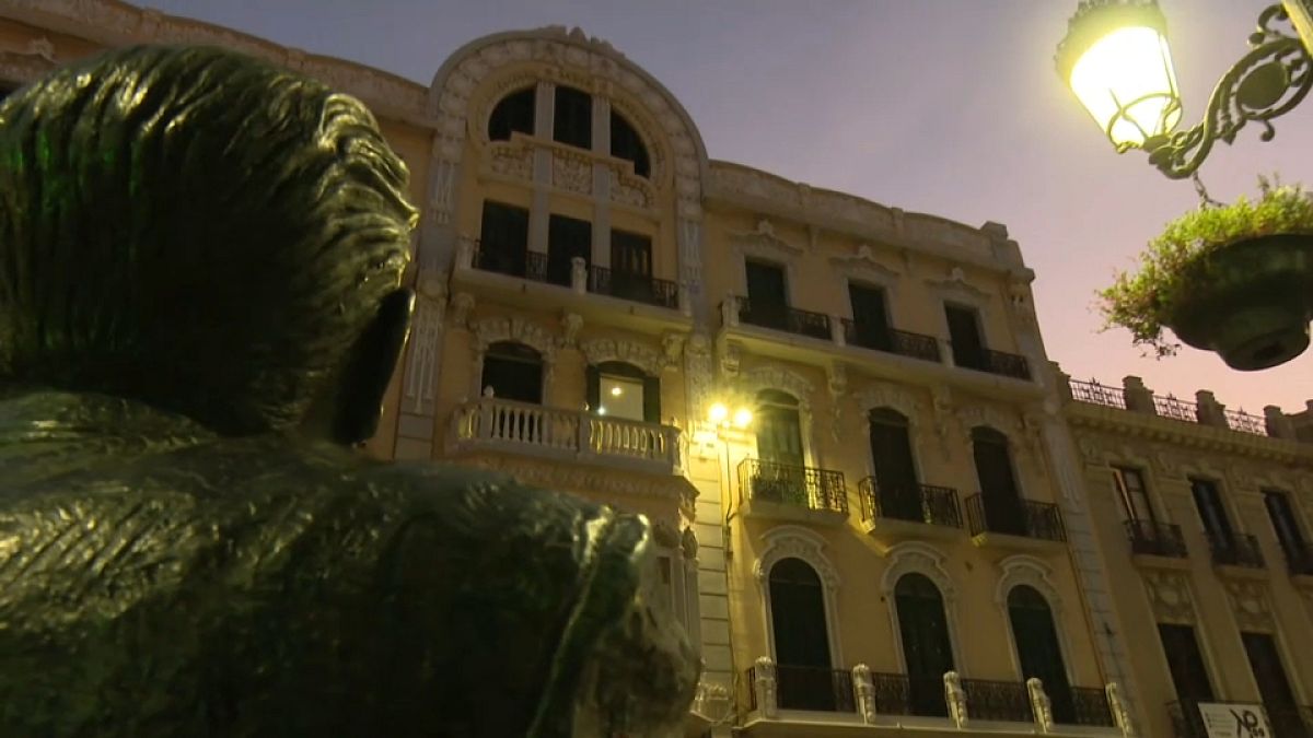 Estatua frente a un edificio modernista, 2/10/2021, Melilla, España