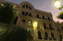 Estatua frente a un edificio modernista, 2/10/2021, Melilla, España