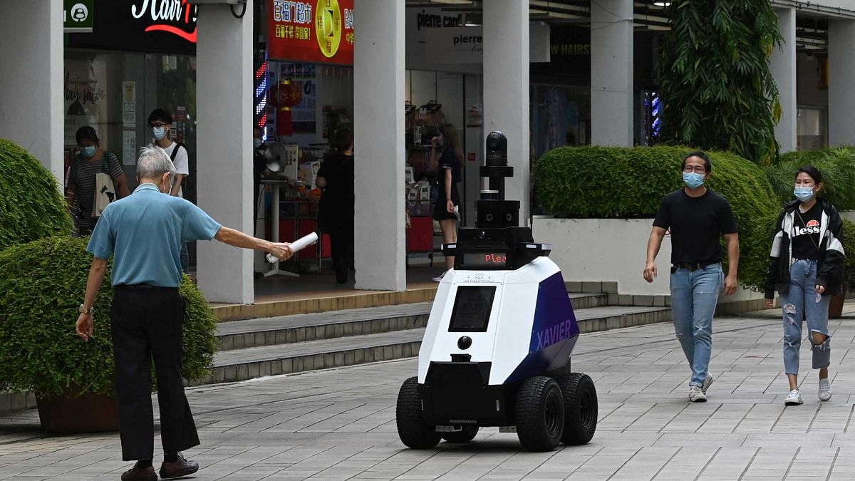 روبوت يُدعى "كزافييه" أثناء قيامه بدوريات مراقبة، سنغافورة، 6 سبتمبر 2021 