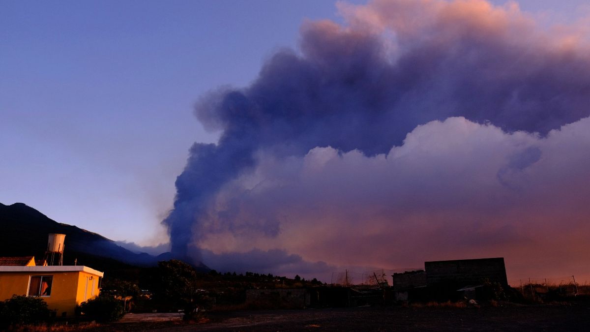 دخان في الأفق مع تدفق الحمم البركانية من بركان لا بالما، الثلاثاء 5 أكتوبر 2021