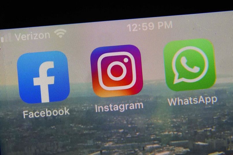 شعارات تطبيقات فايسبوك، إنستغرام وواتساب على هاتف محمول، في نيويورك، 5 تشرين الأول/أكتوبر 2021. 