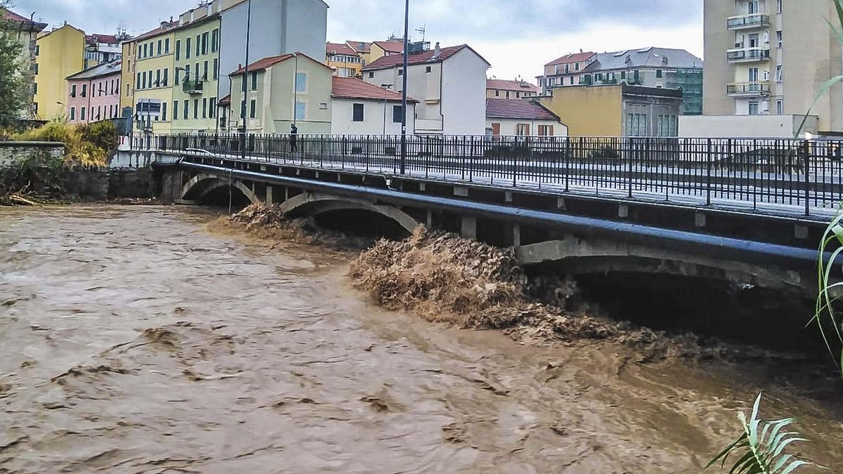 صورة لفيضان نهر بالقرب من مدينة سافونا في شمال إيطاليا، جراء أمطار غزيرة هطلت في تلك المنطقة وسجّلت كميات المطر رقماً أوروبياً جديداً، الاثنين 4 أيلول/سبتمبر 2021
