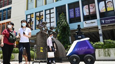 Patrouillenroboter "Xavier" hält die Bewohner:innen von Singapur zur Ordnung an