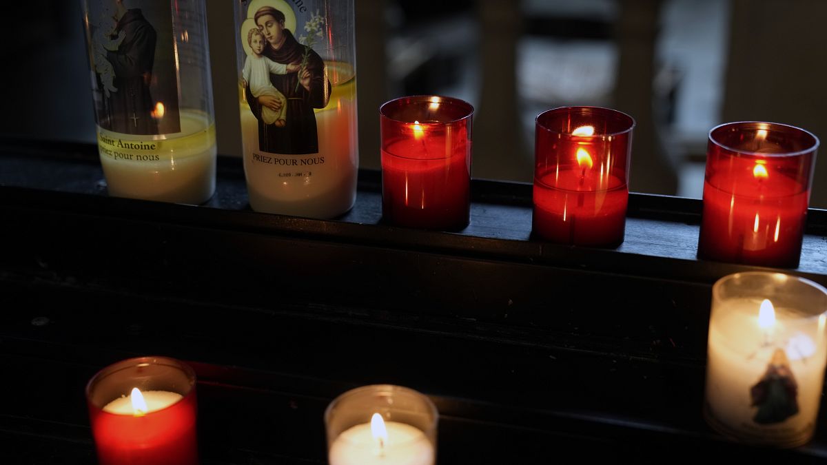 شمع‌های نذری مومنان در یک کلیسای فرانسه