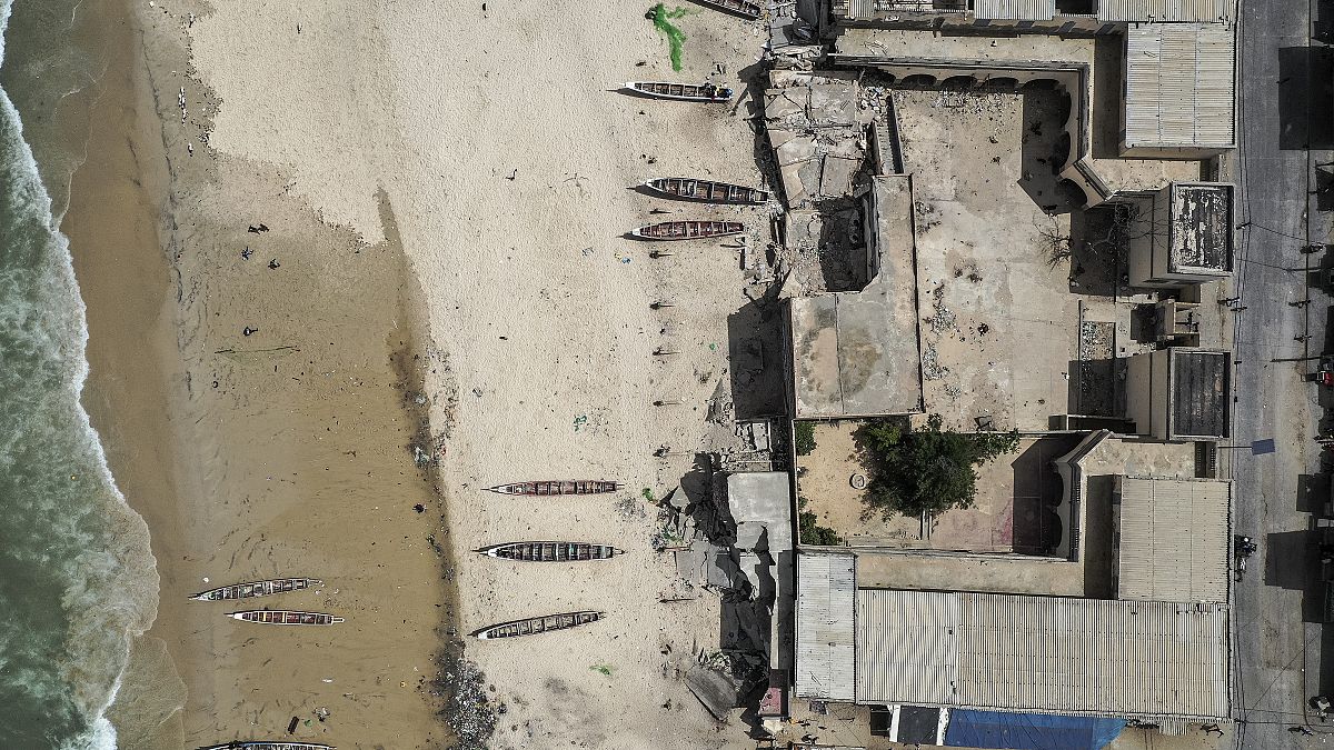 Dans le quartier de Guet N’Dar, à Saint-Louis, vue aérienne d'une école détruite par la montée des eaux, le 12 août 2021