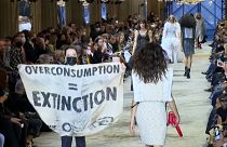 Extinction Rebellion na passarela da Louis Vuitton