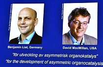 Photo des deux lauréats du prix Nobel de chimie, lors de l'annonce du prix à Stockholm (Suède) le 06/10/2021
