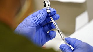 Preparación de una dosis de vacuna en Florida 
