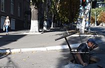 Ukrayna'da kanalizasyon çukuruna giren bir işçi (arşiv)