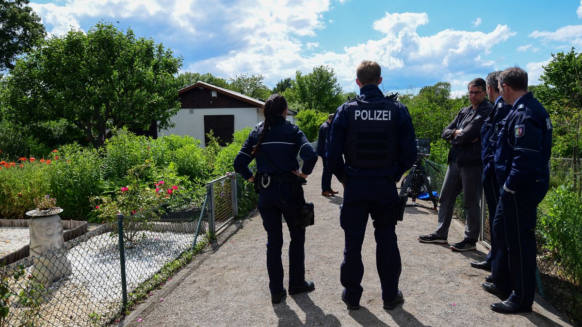 Polizisten vor einem Gartenhaus in Münster im Juni 2020