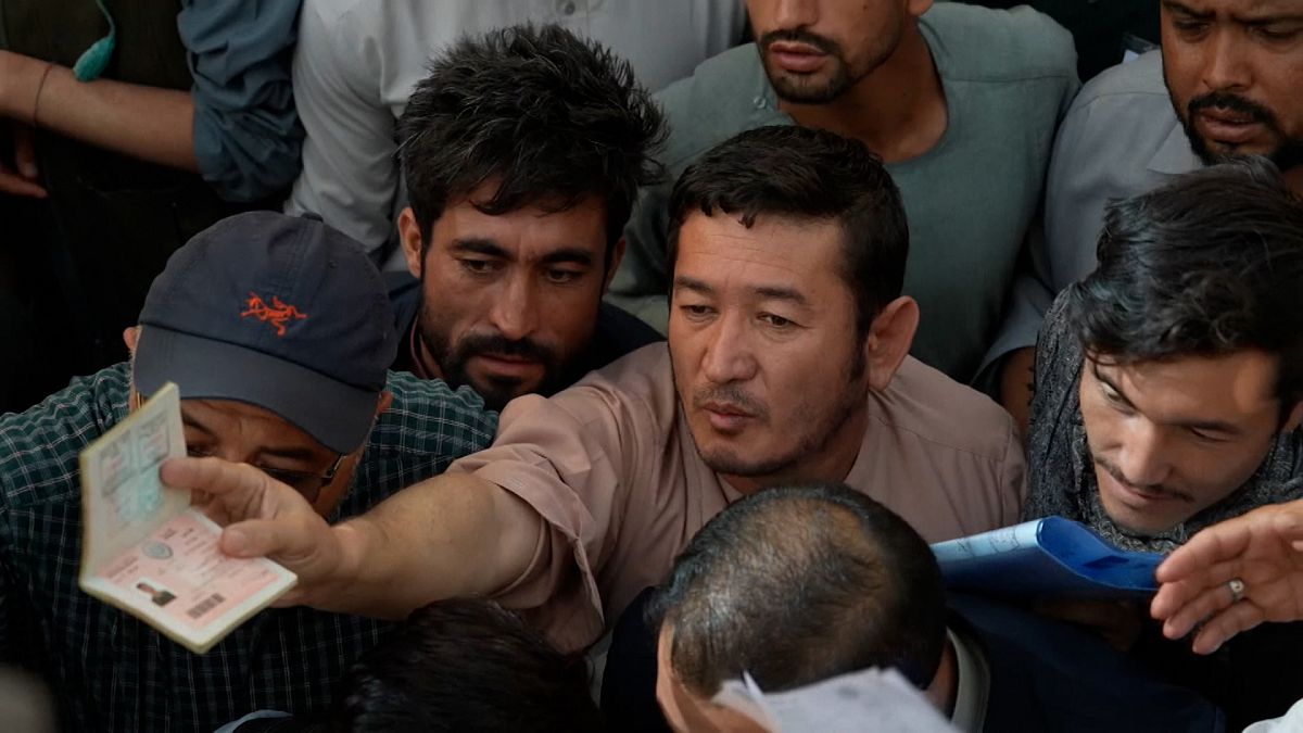 شاهد: الأفغان يهرعون نحو مكتب الجوازات بعد أن قررت طالبان إعادة فتحه