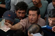 Ansturm auf wiedereröffnetes Passamt in Kabul