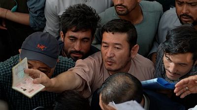 تصاویری از هجوم شهروندان افغانستان برای دریافت گذرنامه