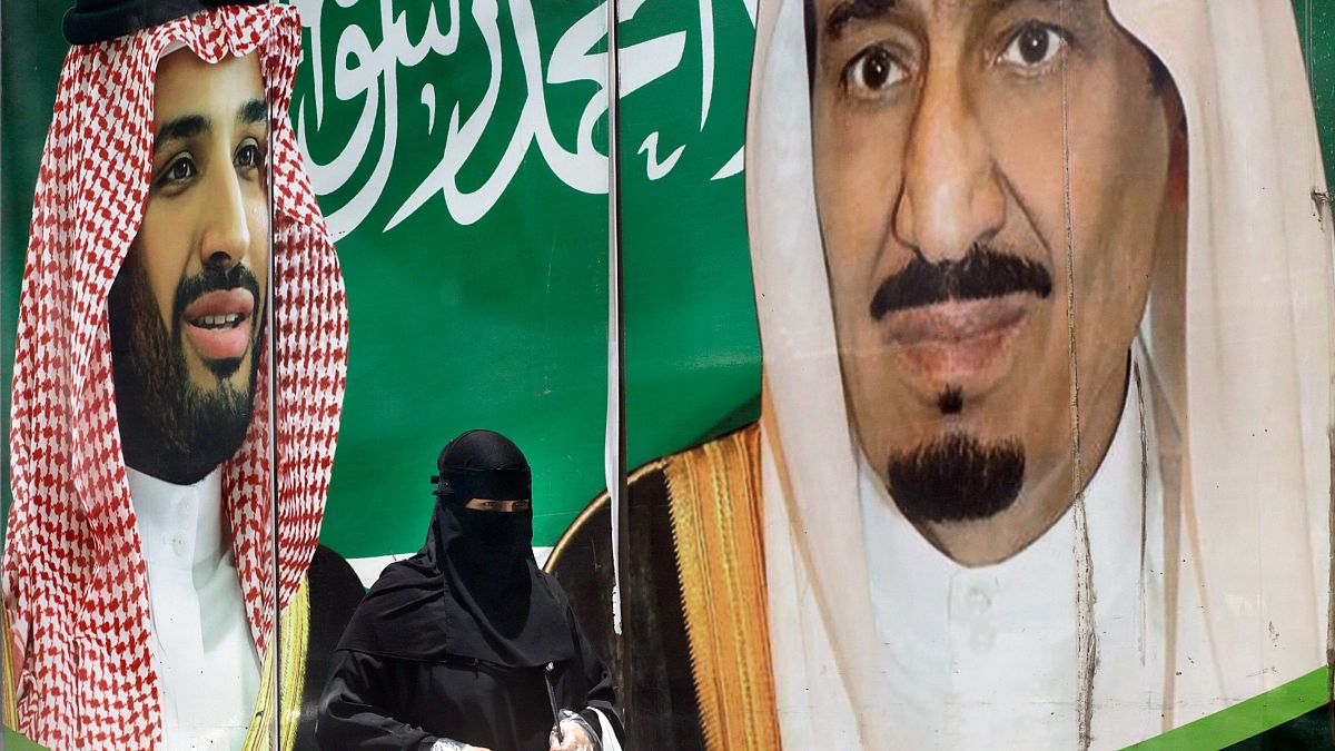 صورة الملك السعودي، سلمان بن عبد العزيز وولي العهد محمد بن سلمان، معلقة خارج مركز تجاري في جدة، المملكة العربية السعودية