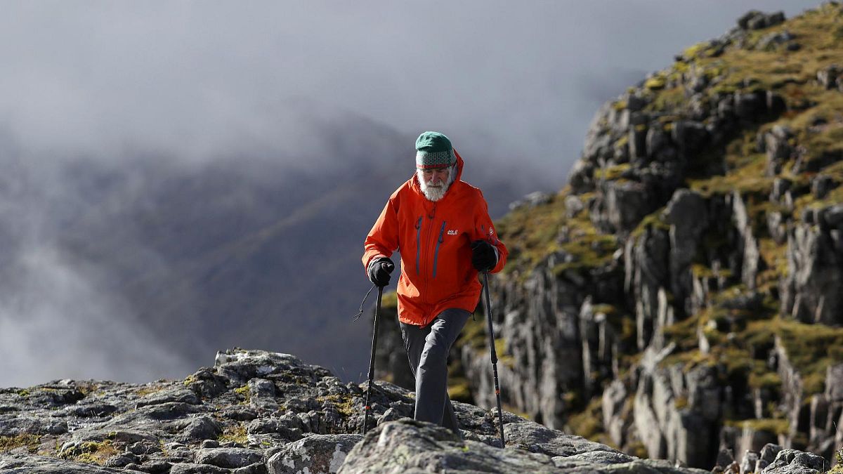 اسكتلندي بعمر 80 عاما يتسلق 35 جبلا من أجل زوجته المريضة