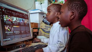 طفلان يستخدمان حاسوبا في مقهى للإنترنت في العاصمة الكينية نيروبي. 2021/09/29