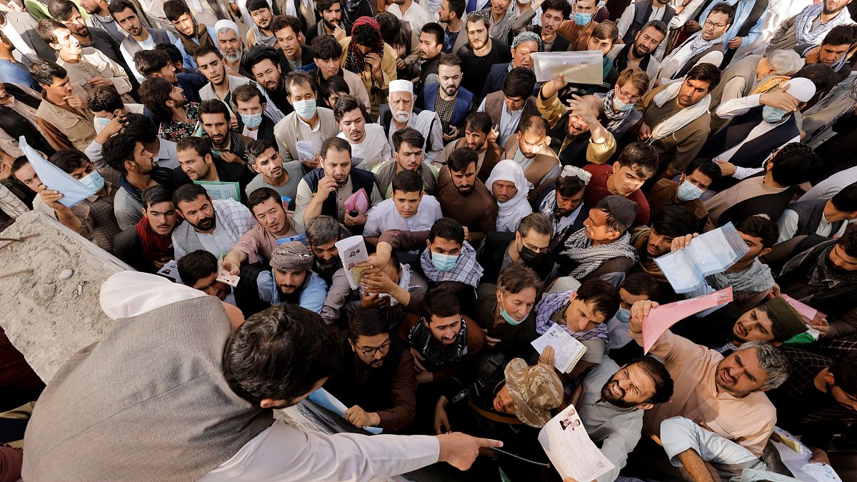 الأفغان ينزاحمون إلى مكتب الهجرة والجوازات لاصدار جوازات سفر