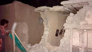 أحد السكان المحليين ينظر إلى منزله المتضرر بعد الزلزال الشديد الذي ضرب هارناي، على بعد حوالي 100 كيلومترمن كويتا، باكستان، الخميس 7 أكتوبر 2021