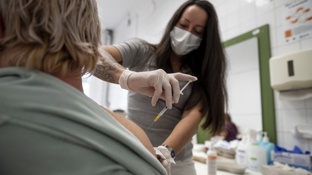 Az amerikai Johnson&Johnson egyadagos koronavírus elleni vakcinájával harmadik, emlékeztető oltást kap egy nő a hatvani Albert Schweitzer Kórház-Rendelőintézetben