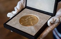 ميدالية لجائزة نوبل في الفيزياء والتي حصل عليها روجر بنروز في لندن.