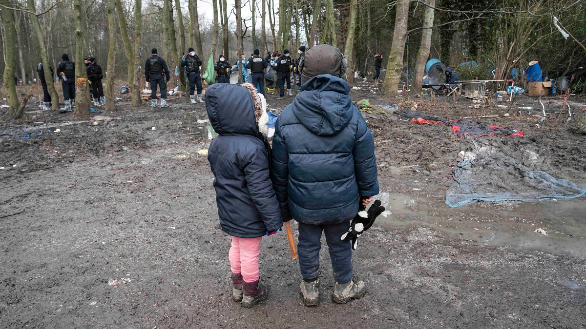 دو کودک عملیات پلیس برای اخراج پناهجویان در گراند-سنت در شمال فرانسه را نگاه می‌کنند/© 2021 Abdul Saboor