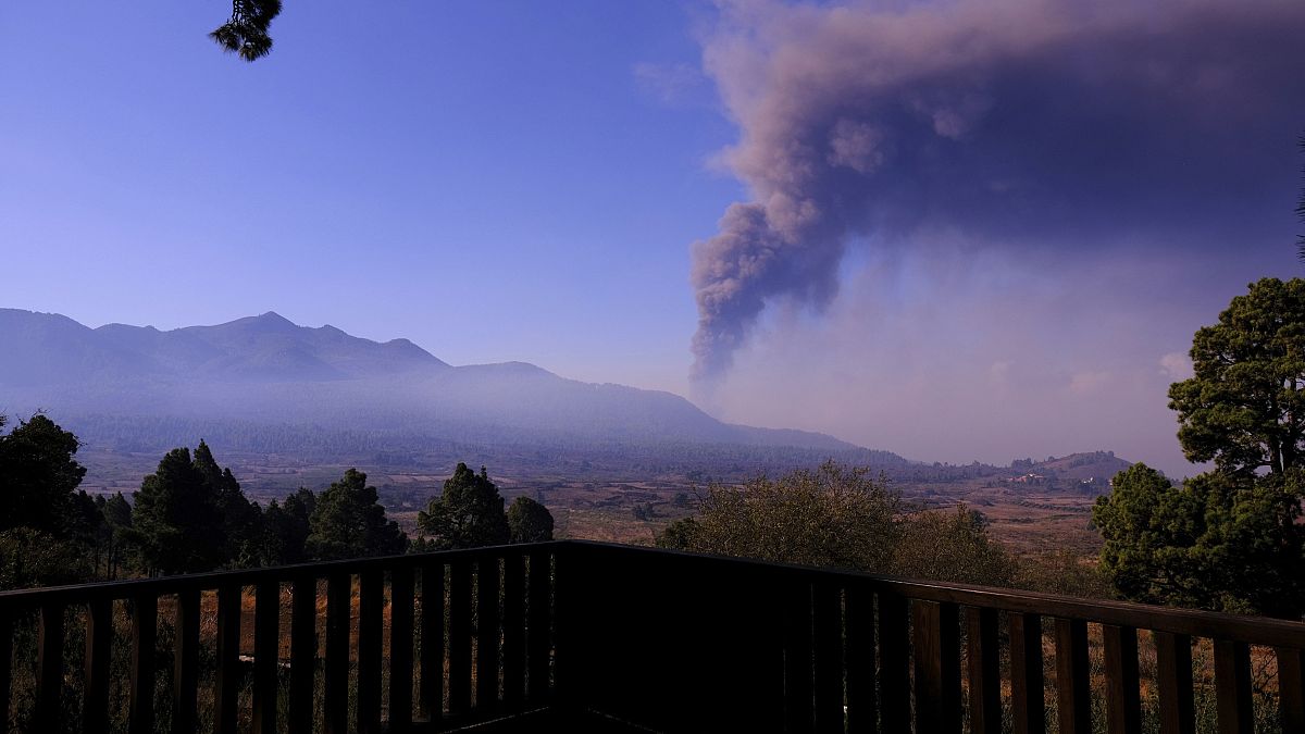 منذ الأمس ارتفعت سحب دخانية كبيرة فوق البركان في لا بالما 