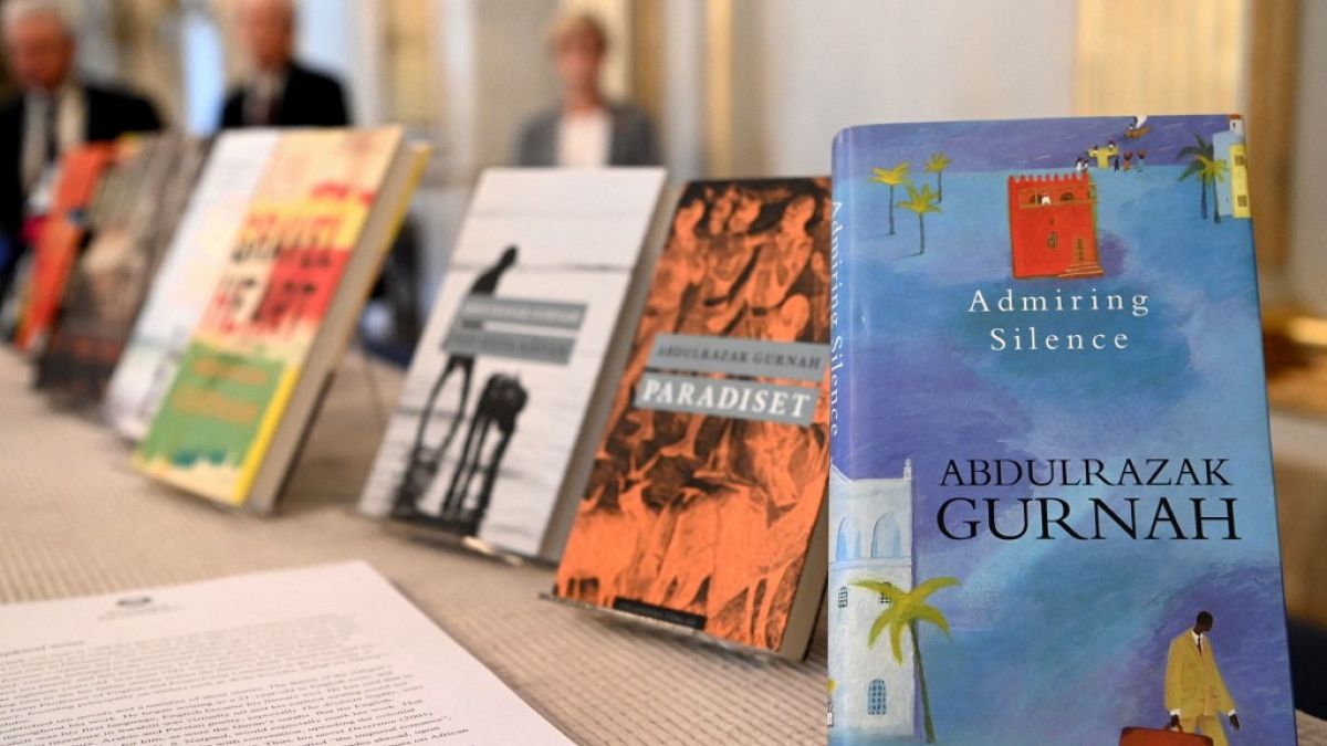 Devant le comité Nobel à Stockholm, des livres d'Abdulrazak Gurnah