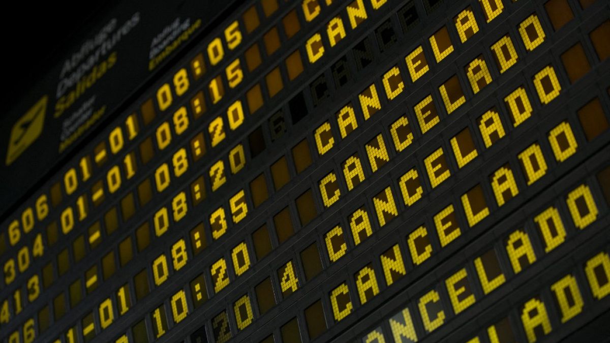 Tableau d'affichage des vols à l'aéroport de La Palma (Canaries, Espagne), le 07/10/2021
