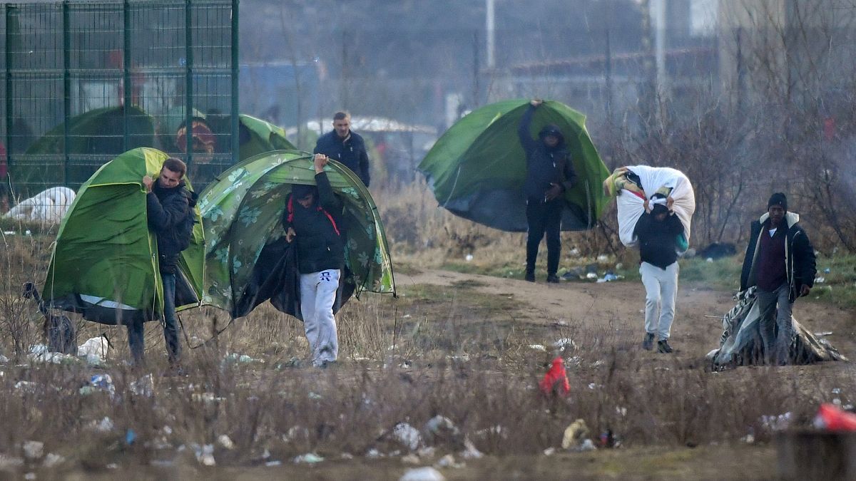 Élesen bírálja a francia hatóságok migránsokkal való bánásmódját a Human Rights Watch