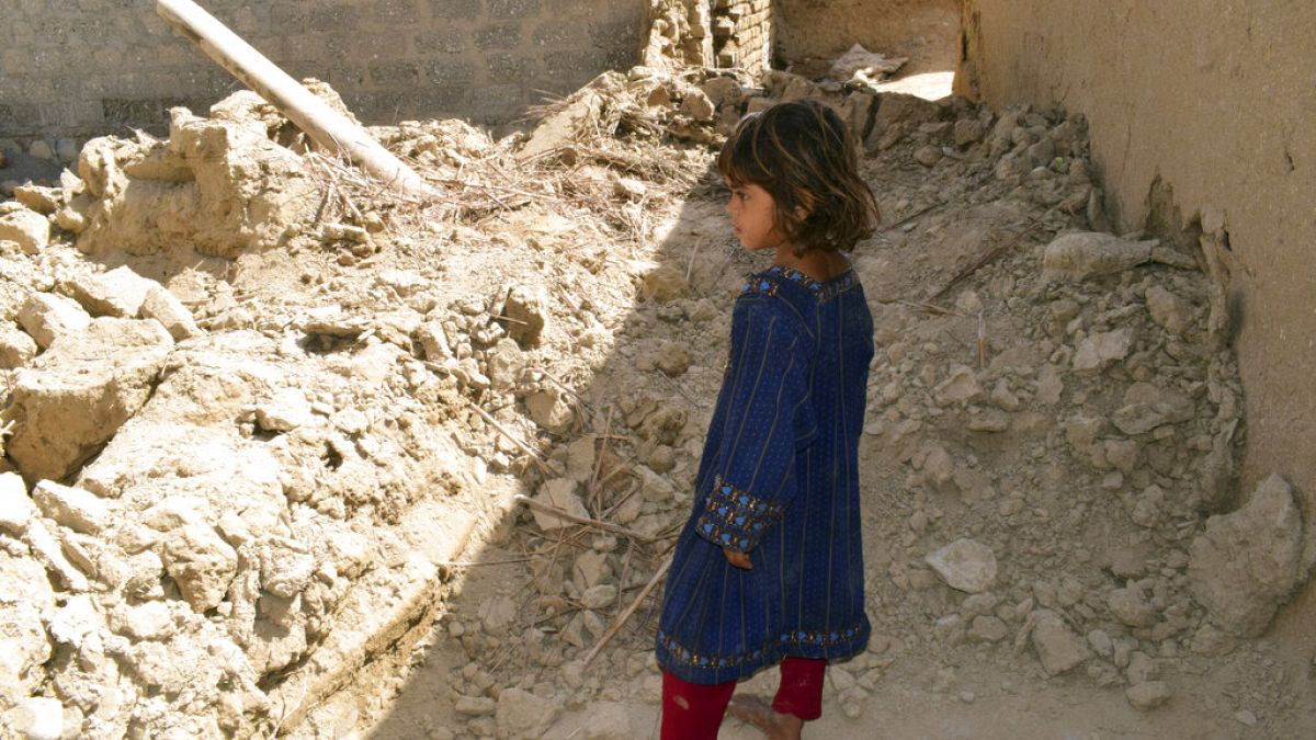 Une fillette regardant une maison endommagée après le tremblement de terre à Harnai, à environ 100 kilomètres à l'est de Quetta, au Pakistan, jeudi 7 octobre 2021. 