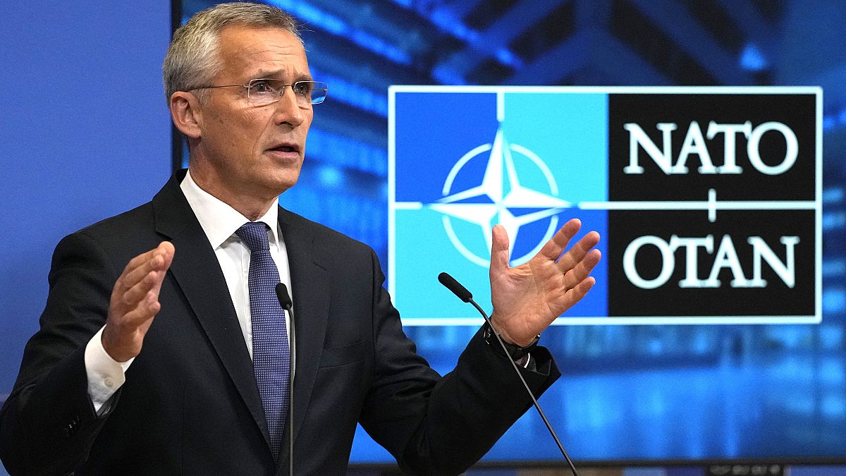 الأمين العام لحلف الناتو ينس ستولتنبرغ في مقر الناتو في بروكسل.