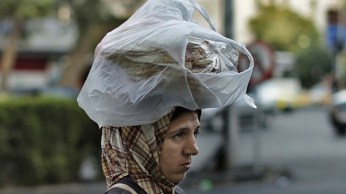 Женщина, несущая хлеб на голове. Дамаск, 2019 год
