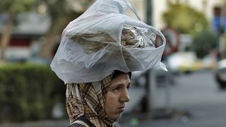 Женщина, несущая хлеб на голове. Дамаск, 2019 год