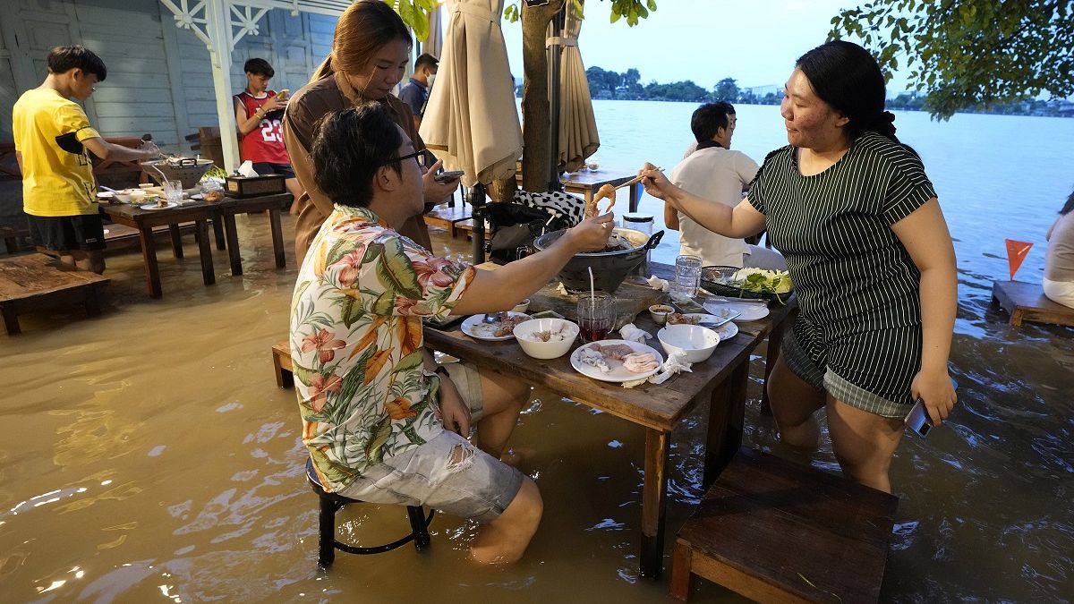 پاها در آب، دست‌ها در بشقاب؛ رستوران تایلندی با سیل رونق گرفت