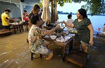 پاها در آب، دست‌ها در بشقاب؛ رستوران تایلندی با سیل رونق گرفت