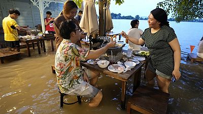 شاهد: رواد مطعم في تايلند يستمتعون بتناول الطعام في الماء بعد الأمطار الموسمية