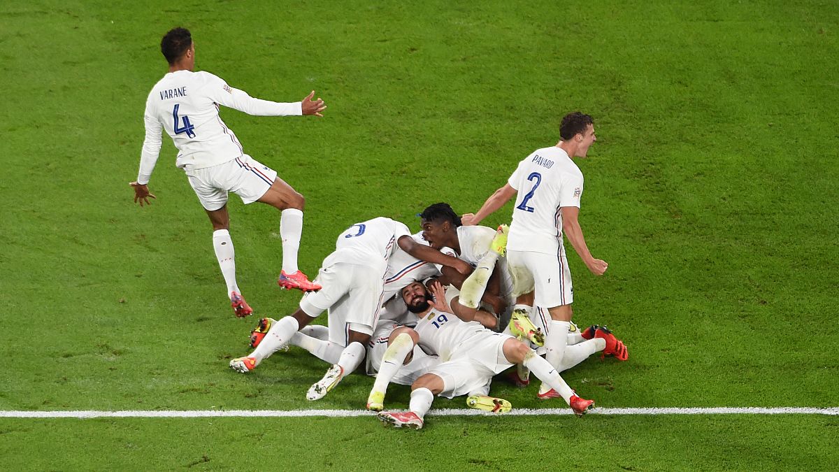Les joueurs de l'équipe de France célébrant leur troisième but, scellant leur victoire en demi-finale de la Ligue des nations contre la Belgique, le 7 octobre 2021 à Milan 