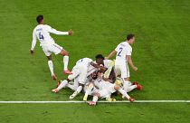 Les joueurs de l'équipe de France célébrant leur troisième but, scellant leur victoire en demi-finale de la Ligue des nations contre la Belgique, le 7 octobre 2021 à Milan