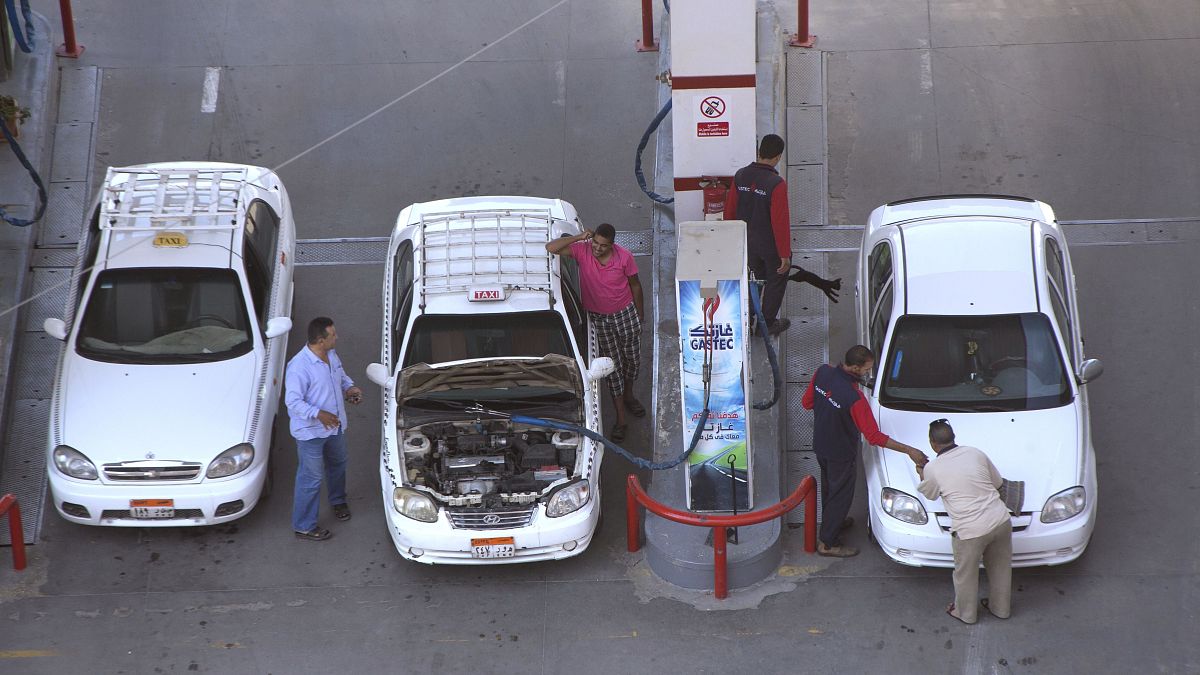 سائقو سيارات الأجرة وهم يزودون سياراتهم بالوقود في محطة وقود في القاهرة، مصر.