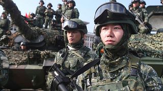 سرباران تایوانی مشارکت کننده در یک تمرین نظامی