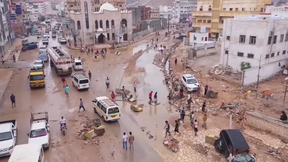 Jemeni áradás. utak, autók rongálódtak meg