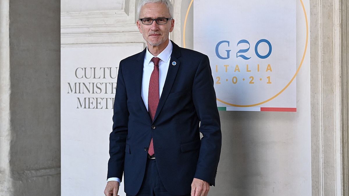 الأمين العام للانتربول يورغن ستوك في متحف بالازو باربيريني في روما، إيطاليا.