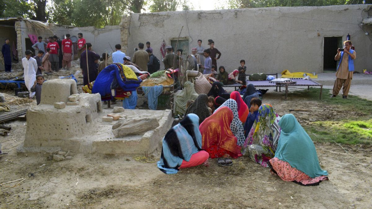 Bestattungen in Pakistan - Mindestens 20 Todesopfer nach Erdbeben