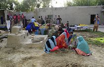 Bestattungen in Pakistan - Mindestens 20 Todesopfer nach Erdbeben