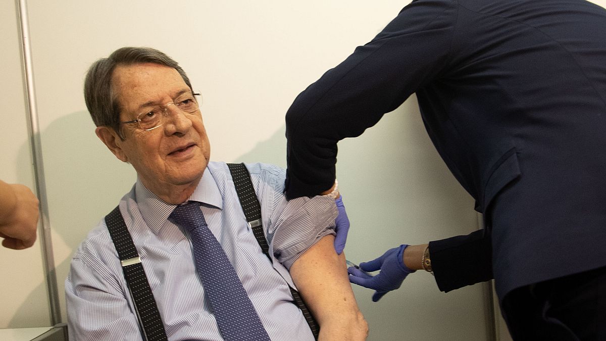 Ο Πρόεδρος της Κύπρου Νίκος Αναστασιάδης λαμβάνει την τρίτη δόση του εμβολίου