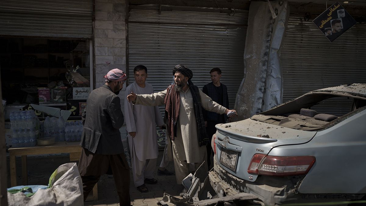  مقاتلو طالبان في موقع انفجار في كابول، أفغانستان.