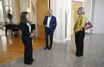 نيلا سالمينن (يسار) البالغة من العمر 16 عامًا ، والرئيس الفنلندي سولي نينيستو (وسط) والنائب إيفا بياوديت يقفون في مقر الرئاسة مانتينيمي في هلسنكي ، فنلندا ، في 6 أكتوبر 2021