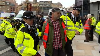 شاهد: نشطاء مدافعون عن البيئة يغلقون دوارا مزدحما في لندن