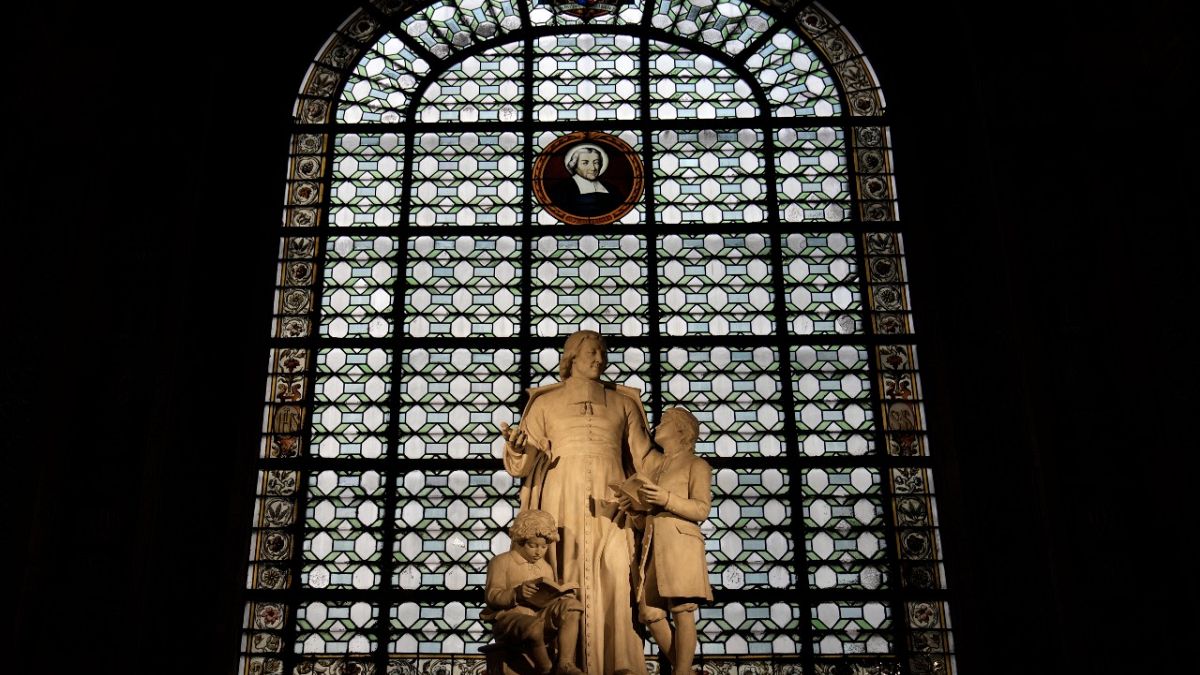 تمثال القديس يوحنا باتيست دي لاسال في الكنيسة الكاثوليكية في وسط باريس، فرنسا. 