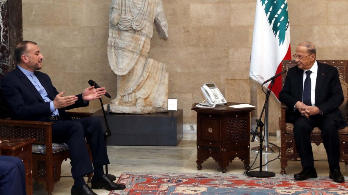 الرئيس اللبناني ميشال عون (إلى اليمين) مع وزير الخارجية الإيراني حسين أمير عبد اللهيان في القصر الرئاسي في بعبدا، شرق العاصمة بيروت - 7 أكتوبر 2021